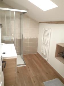 Ένα μπάνιο στο Appartement chez l'habitant