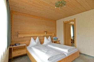 Una cama o camas en una habitación de Haus Panorama