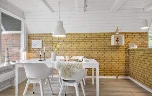 cocina con mesa blanca y sillas blancas en 3 Bedroom Stunning Home In Højslev, en Højslev