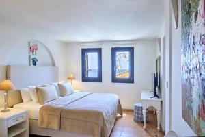 Postel nebo postele na pokoji v ubytování Aegean Suites, Santikos Collection + 31 fotografií