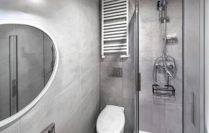 Ένα μπάνιο στο Nice Apartment In Jastarnia With Wifi