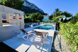 un patio con dos sillas y una piscina en Villa Betty, en Denia