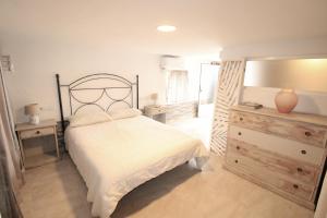Un dormitorio con una cama y una cómoda con espejo. en Villa Betty, en Denia 30 fotos más