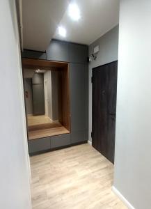 an empty room with a mirror and a wooden door at Black Sea Luxury Apartament - Mamaia Nord Beachfront in Mamaia Nord