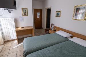 Letto o letti in una camera di Albergo Stazione
