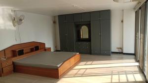 Giường trong phòng chung tại Sathitsit Mansion