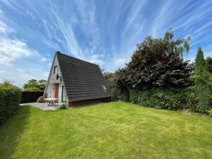 a house with a large lawn in front of it at Sielhuus in Neuharlingersiel