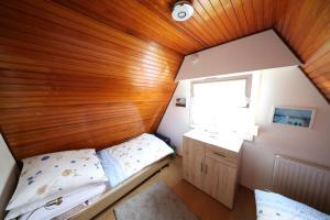 a small room with a bed and a window at Sielhuus in Neuharlingersiel