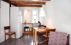 Kuchyň nebo kuchyňský kout v ubytování Beautiful Apartment In Simrishamn