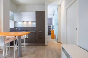 una cucina con un tavolo di legno e una sala da pranzo di Small & charming 1-BR apt a Firenze
