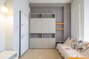soggiorno con armadi bianchi e divano di Small & charming 1-BR apt a Firenze Altre 9 foto