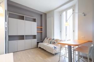 una cucina con tavolo e sala da pranzo di Small & charming 1-BR apt a Firenze