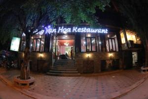 un bâtiment avec un panneau qui lit votre restaurant halo la nuit dans l'établissement Van Hoa Hotel Ninh Binh, à Ninh Binh