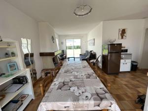 Televízia a/alebo spoločenská miestnosť v ubytovaní Maison à St Hilaire de Riez, proche plage, 7 pers, terrasse, jardin clos, animaux acceptés - FR-1-324-544