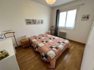 Posteľ alebo postele v izbe v ubytovaní Maison à St Hilaire de Riez, proche plage, 7 pers, terrasse, jardin clos, animaux acceptés - FR-1-324-544 + 9 fotografií