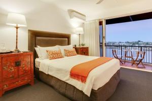 a bedroom with a large bed and a balcony at Goldsborough Place Apartments in Brisbane +74 photos