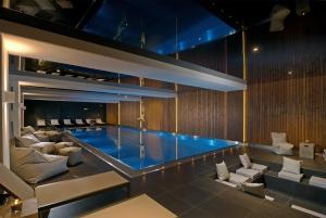 Bazén v ubytování Hotel Bedriska Wellness Resort & Spa nebo v jeho okolí