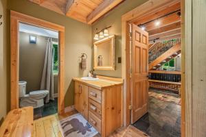 La salle de bains est pourvue d'un lavabo et d'un escalier. dans l'établissement Lemon Ridge Lodge, à Unionville 32 autres photos