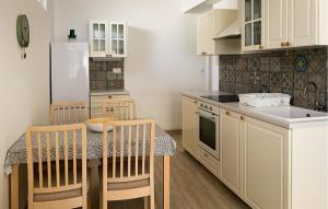 Dapur atau dapur kecil di Lovely Apartment In Cesarica With Wifi