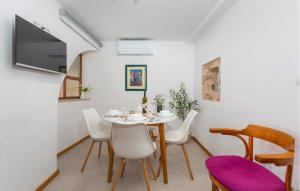 プナトにあるNice Apartment In Punatのテーブルと椅子のあるダイニングルーム