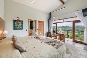 a bedroom with a large bed with a large window at Vertentes da Mantiqueira - Chalés in Santo Antônio do Pinhal