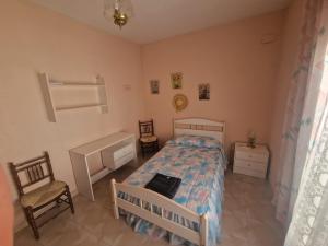 a bedroom with a bed and a desk and a chair at Casa Vicenta in Herencia