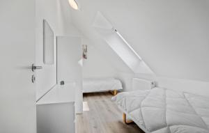 Postel nebo postele na pokoji v ubytování 2 Bedroom Cozy Apartment In Assens