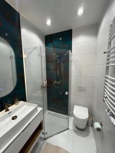 une salle de bains avec douche, toilettes et lavabo dans l'établissement Apartament Barska Park, à Przemyśl
