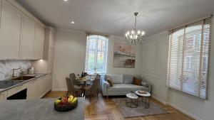 une cuisine et un salon avec un canapé et une table dans l'établissement Apartament Barska Park, à Przemyśl 9 autres photos