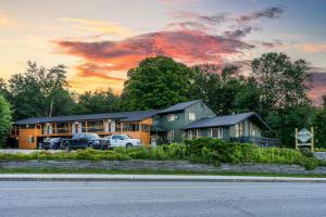 a house with cars parked in front of it at Après Inn Killington in Killington