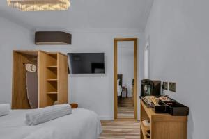 Телевизор и/или развлекательный центр в Downs View a Tranquil Space for Two Pass The Keys