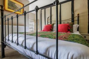 Postel nebo postele na pokoji v ubytování Dial Cottage - Bakewell - Pass the Keys