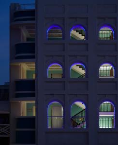 un edificio con luces púrpuras en el lateral. en Hotel Slipway en Dar es Salaam