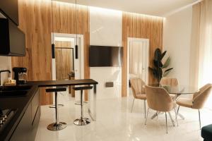 a kitchen and dining room with a table and chairs at Doryana Luxury in Naples