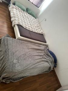 Litera en habitación pequeña con colchón en Dortmund, en Dortmund