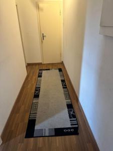 pasillo con puerta y suelo con alfombra en Dortmund, en Dortmund