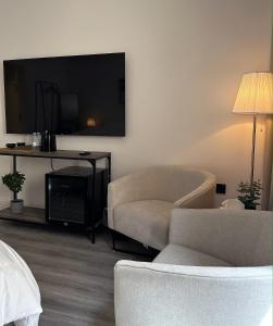 ein Wohnzimmer mit Sofa und Fernseher in der Unterkunft استديو شمال الرياض in Riad