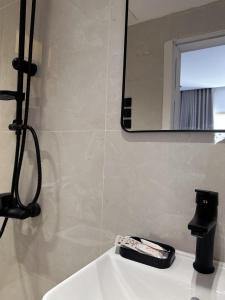 ein Badezimmer mit einem Spiegel und einem weißen Waschbecken in der Unterkunft استديو شمال الرياض in Riad + 3 Fotos
