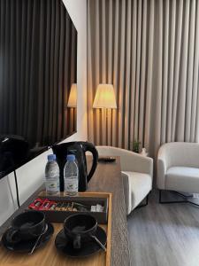 ein Hotelzimmer mit 2 Flaschen Wasser auf dem Tisch in der Unterkunft استديو شمال الرياض in Riad