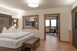 Rúm í herbergi á Hotel Alpina Wellness & Spa Resort