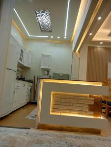 una habitación con cocina con una pared en North Coast Marwa Resort Villa, en Dawwār ‘Abd Allāh