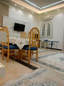 Un comedor con mesa y sillas en North Coast Marwa Resort Villa, en Dawwār ‘Abd Allāh