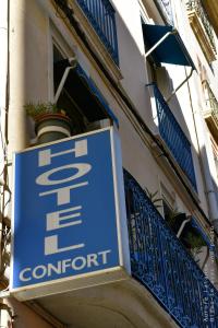 una señal azul en el lateral de un edificio en Hôtel Confort, en Béziers