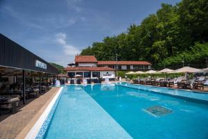 Бассейн в Marabou Resort или поблизости