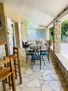 eine Terrasse mit einem Tisch und Stühlen in der Unterkunft Magnifique Villa typique du Sud avec Piscine privée et jardin méditerranéen in Saint-Vincent-de-Barbeyrargues