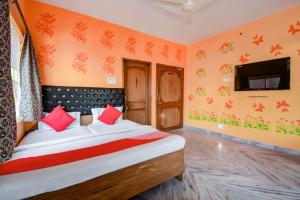 Postel nebo postele na pokoji v ubytování Super Hotel O Priyal Amrit Sagar
