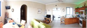 Kuchyň nebo kuchyňský kout v ubytování Gozo Ghajnsielem Apartment with large pool
