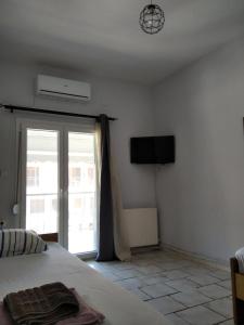 TV a/nebo společenská místnost v ubytování Labyrinthos Apartments