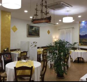 a dining room with tables and chairs in a restaurant at SIMPLY INN close to TIVOLI in Marcellina