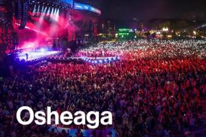 una multitud de personas en un concierto por la noche en LiV MTL MTL, en Montreal